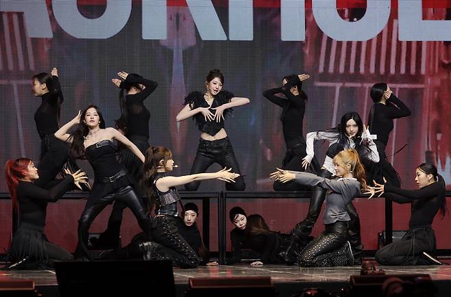 그룹 아이브(IVE)가 23일 서울 광진구 예스24라이브홀에서 열린 두 번째 정규앨범 ‘리바이브 플러스’(REVIVE+) 언론 공개회에서 타이틀 곡 ‘블랙홀’을 선보이고 있다. [연합]