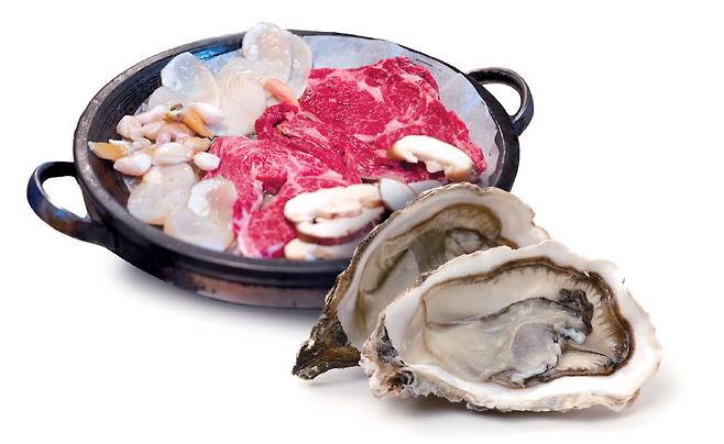 장흥한우, 키조개관자, 표고버섯으로 구성된 장흥삼합과 굴구이