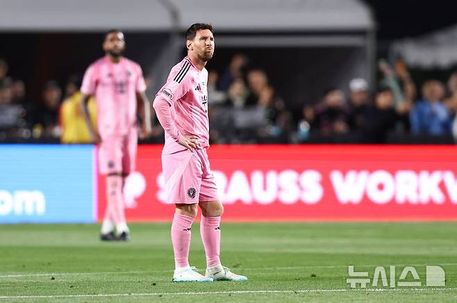 [로스앤젤레스=AP/뉴시스] 22일(한국 시간) 미국 프로축구 메이저리그사커(MLS) 로스앤젤레스FC(LAFC)와 인터 마이애미의 2026시즌 개막전에 출전한 리오넬 메시. 2026.02.22.