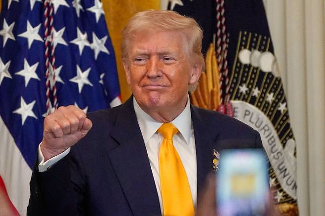 [워싱턴=AP/뉴시스] 도널드 트럼프 미국 대통령이 지난 18일(현지 시간) 백악관 이스트룸에서 열린 '흑인 역사의 달' 행사에 참석해 포즈를 취하고 있다. 사진은 기사와 직접적 관련 없음. 2026.02.24.