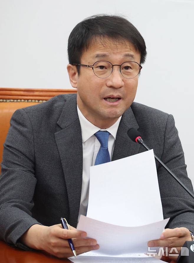 [서울=뉴시스] 조성봉 기자 = 한병도 더불어민주당 원내대표가 24일 오전 서울 여의도 국회에서 열린 원내대책회의에서 발언을 하고 있다. 2026.02.24. suncho21@newsis.com