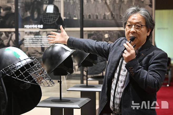 [광주=뉴시스] 이영주 기자 = 박영만 문화체육관광부 옛 전남도청 복원추진단 학예연구관이 24일 오전 광주 동구 옛 전남도청 기획관리실장실에서 5·18민주화운동 당시 기동타격대의 활약상을 설명하고 있다. 2026.02.24. leeyj2578@newsis.com