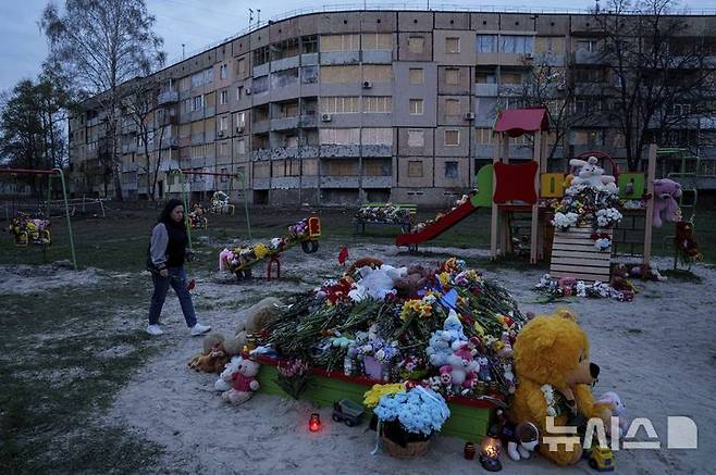 [키이우=AP/뉴시스] 미 국제전략문제연구소(CSIS)는 러시아-우크라이나 전쟁 4년 동안 양측 군 사상자가 180만 명에 달하는 것으로 추산했다. 사진은 지난해 4월 볼로디미르 젤렌스키 우크라이나 대통령의 고향 크리비리흐에 대한 공습으로 90여 명이 사상한 뒤 희생자들을 추모하는 꽃과 인형과 놓여 있는 모습. 2026.02.24.