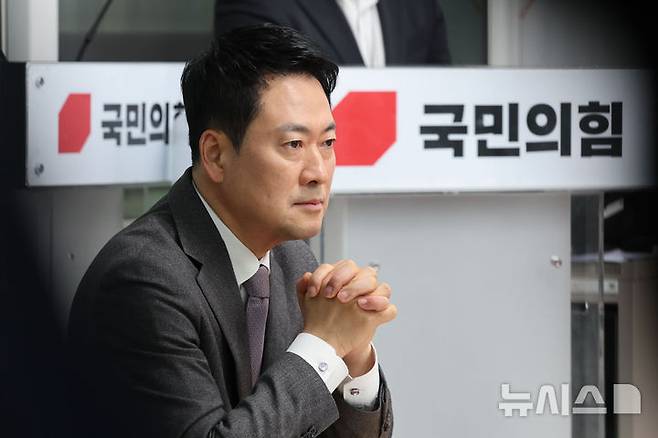 [서울=뉴시스] 권창회 기자 = 장동혁 국민의힘 대표가 23일 서울 여의도 국민의힘 당사에서 열린 제9회 전국동시지방선거 중앙당 공천관리위원회 공천 혁신 서약식에 참석해 생각에 잠겨있다. 2026.02.23. kch0523@newsis.com