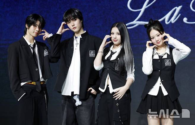 [서울=뉴시스] 김혜진 기자 = 그룹 초코1·2(왼쪽부터 예찬, 태조, 안판, 윤지)가 24일 오후 서울 마포구 쇼킹케이팝센터에서 열린 첫 패밀리 앨범 '초코 라 파밀리아'(ChoCo La Familia) 발매 기념 쇼케이스에서 포즈를 취하고 있다. 2026.02.23. jini@newsis.com