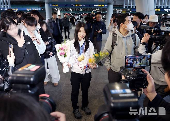 [인천공항=뉴시스] 권창회 기자 = 2026 밀라노-코르티나 동계올림픽 금메달리스트 김길리가 24일 오후 인천국제공항 제2여객터미널에서 람보르기니 우르스 차량을 타기 위해 이동하고 있다.람보르기니 공식 딜러사 람보르기니 서울은 이날 귀국하는 김길리 선수를 위해 특별 의전 차량을 제공했다. 2026.02.24. kch0523@newsis.com
