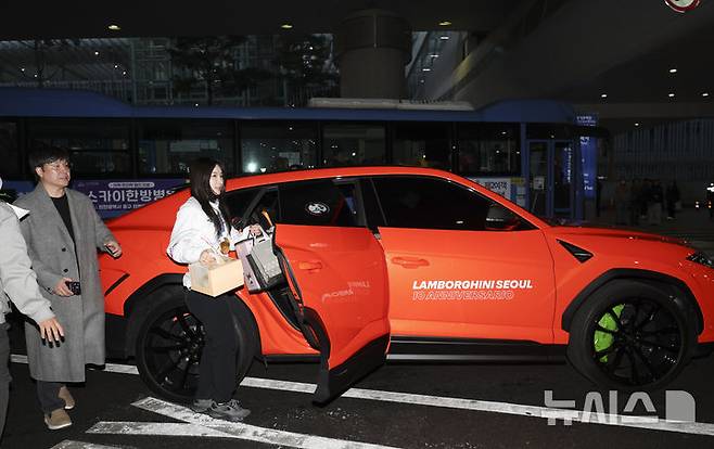 [인천공항=뉴시스] 김근수 기자 =  2026 밀라노·코르티나담페초 동계올림픽에서 2관왕을 차지한 쇼트트랙 김길리가 24일 오후 인천국제공항 제2여객터미널에서 람브로기니 우르스 차량을 타고 이동하고 있다.람보르기니 코리아는 이날 인천국제공항 제2터미널에 도착하는 김길리 선수를 위해 전문 운전기사가 동행하는 차량을 보내, 공항에서 본가까지 이동할 수 있는 ‘쇼퍼 서비스’를 제공한다고 밝혔다. 2026.02.24. ks@newsis.com