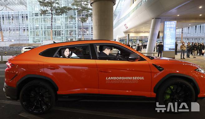 [인천공항=뉴시스] 김근수 기자 =  2026 밀라노·코르티나담페초 동계올림픽에서 2관왕을 차지한 쇼트트랙 김길리가 24일 오후 인천국제공항 제2여객터미널에서 람브로기니 우르스 차량을 타고 이동하고 있다.람보르기니 코리아는 이날 인천국제공항 제2터미널에 도착하는 김길리 선수를 위해 전문 운전기사가 동행하는 차량을 보내, 공항에서 본가까지 이동할 수 있는 ‘쇼퍼 서비스’를 제공한다고 밝혔다. 2026.02.24. ks@newsis.com