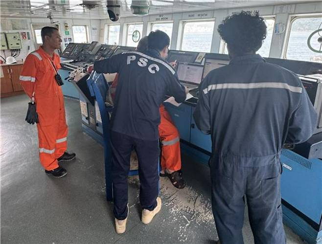 부산지방해양수산청 항만국통제관이 선박을 상대로 임금 체불 문제 등을 조사하고 있다. 부산지방해양수산청 제공