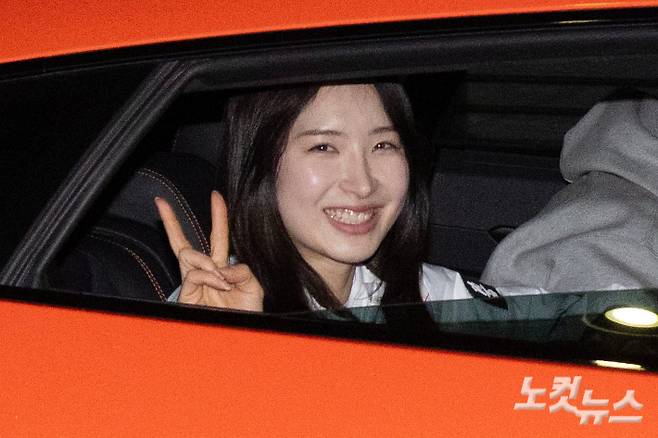 2026 밀라노·코르티나담페초 동계 올림픽 쇼트트랙에서 2관왕에 오른 쇼트트랙 국가대표 김길리가 24일 오후 인천국제공항 제2여객터미널에서 람보리기니가 제공한 람로르기니 우루스를 탑승하고 있다. 인천공항=박종민 기자