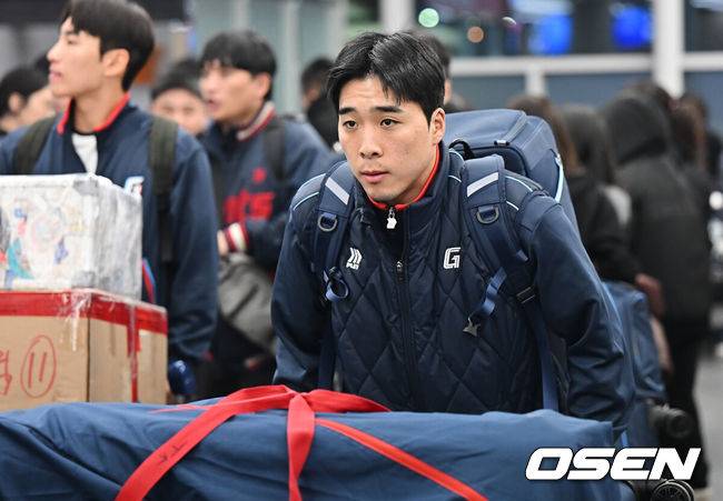 [OSEN=부산, 이석우 기자] 롯데 자이언츠 선수단이 25일 김해공항을 통해 전지훈련지인 대만 타이난으로 출국했다.김태형 감독 등&nbsp;코치진과 투수&nbsp;20명,&nbsp;포수&nbsp;5명,&nbsp;내야수&nbsp;9명,&nbsp;외야수&nbsp;7명 등 총&nbsp;41명의 선수단이 1월 20일까지 1차 캠프에서 체력 강화와 기술 훈련을 치른 뒤 21일부터 3월 5일까지 일본 미야자키로 옮겨 2차 캠프에서 구춘리그에 참가해 실전 감각을 점검한다. 롯데 자이언츠 김동혁이 출국하고 있다. 2026.01.25 / foto0307@osen.co.kr