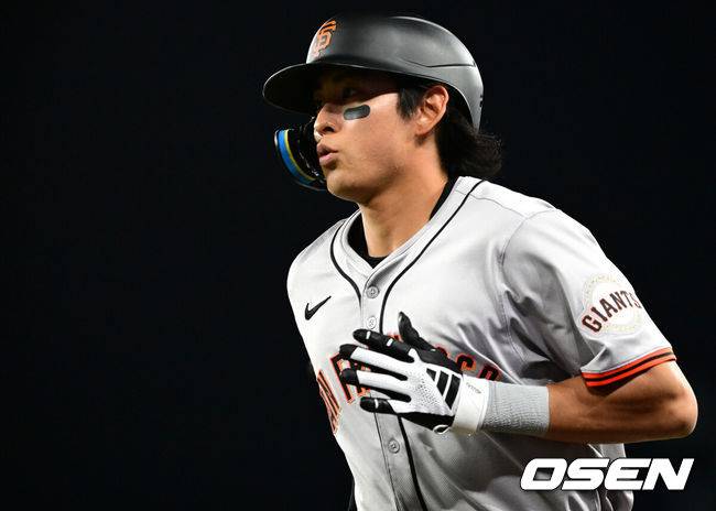 [OSEN=다저스타디움(LA 미국 캘리포니아주), 지형준 기자] 4일(한국시간) 미국 캘리포니아주 로스앤젤레스 다저스타디움에서 2024 메이저리그 LA 다저스와 샌프란시스코 자이언츠의 경기가 열렸다. 이날 1번 중견수로 선발 출장하는 이정후는 올 시즌 6경기 타율 2할9푼2리(24타수 7안타) 1홈런 4타점 1득점 OPS .762를 기록하며 좋은 출발을 하고 있다. 지난 3일 경기에서는 첫 4타석에서 모두 안타를 때려내지 못했지만 마지막 타석에서 안타를 때려내며 2경기 연속 안타와 6경기 연속 출루 기록을 이어갔다.&nbsp; 6회초 무사에서 샌프란시스코 자이언츠 이정후가 땅볼로 물러나고 있다. 2024.04.04 /jpnews@osen.co.kr