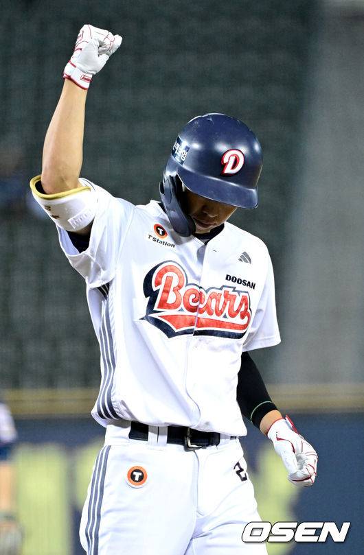 [OSEN=잠실, 최규한 기자] 14일 서울 잠실야구장에서 ‘2025 신한 SOL Bank KBO리그’ 두산 베어스와 NC 다이노스의 경기가 열렸다.홈팀 두산은 곽빈, 방문팀 NC는 라일리 톰슨을 선발로 내세웠다.5회말 무사 2루 상황 두산 김민석이 추격의 1타점 적시타를 날리고 1루에 안착해 기뻐하고 있다. 2025.08.14 / dreamer@osen.co.kr