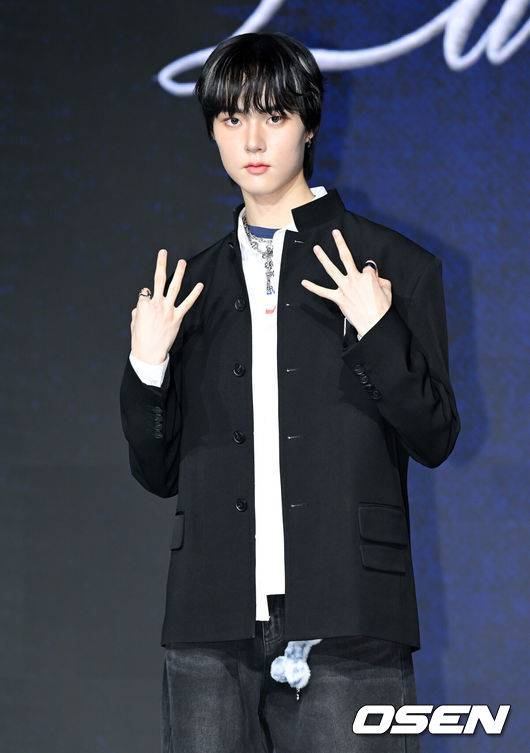 [OSEN=조은정 기자]초코엔터 패밀리 앨범 ‘ChoCo La Familia(초코 라 파밀리아)’ 쇼케이스가 24일 서울 마포구 쇼킹케이팝센터에서 열렸다.‘초코 라 파밀리아’는 가수 겸 음악 프로듀서&nbsp;조PD가 이끄는 초코엔터테인먼트의 패밀리 앨범이다. 앨범에는 더블 타이틀곡 ‘김미’와 ‘프렌지’(FRENZY)를 비롯해 ‘왓츠 유얼 위시’(What‘s Your Wish), ’짠‘(ZZAN), ’온 더 스트릿‘(On The Street) 등 5곡을 수록했다. 앨범 전곡 음원은 오는 24일 오후 6시 각종 온라인 음원사이트를 통해 발매한다.초코원 김태조가 포즈를 취하고 있다. 2026.02.24 /cej@osen.co.kr