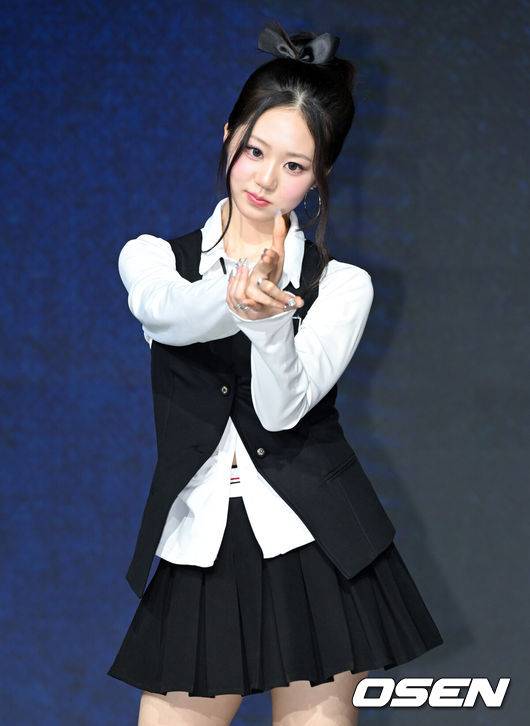 [OSEN=조은정 기자]초코엔터 패밀리 앨범 ‘ChoCo La Familia(초코 라 파밀리아)’ 쇼케이스가 24일 서울 마포구 쇼킹케이팝센터에서 열렸다.‘초코 라 파밀리아’는 가수 겸 음악 프로듀서&nbsp;조PD가 이끄는 초코엔터테인먼트의 패밀리 앨범이다. 앨범에는 더블 타이틀곡 ‘김미’와 ‘프렌지’(FRENZY)를 비롯해 ‘왓츠 유얼 위시’(What‘s Your Wish), ’짠‘(ZZAN), ’온 더 스트릿‘(On The Street) 등 5곡을 수록했다. 앨범 전곡 음원은 오는 24일 오후 6시 각종 온라인 음원사이트를 통해 발매한다.초코투 김윤지가 포즈를 취하고 있다. 2026.02.24 /cej@osen.co.kr