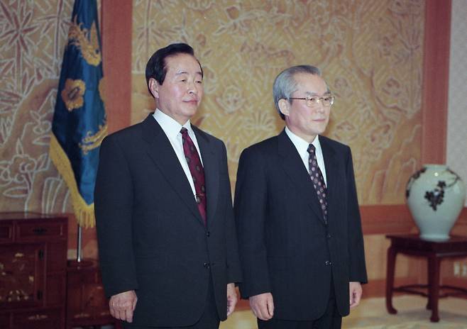 1993년 당시 김영삼 대통령이 이회창 신임 감사원장에 임명장을 수여한 뒤 기념 촬영을 하고 있다. 세계일보 자료사진