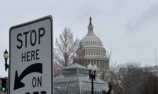 미국 하원 법사위원회가 해롤드 로저스 쿠팡 한국법인 임시대표를 불러 쿠팡 사태 관련 비공개 증언청취(deposition)를 진행한 23일(현지 시간) 미 워싱턴DC 국회의사당 건물이 흐린 하늘 아래 보이고 있다. 뉴시스
