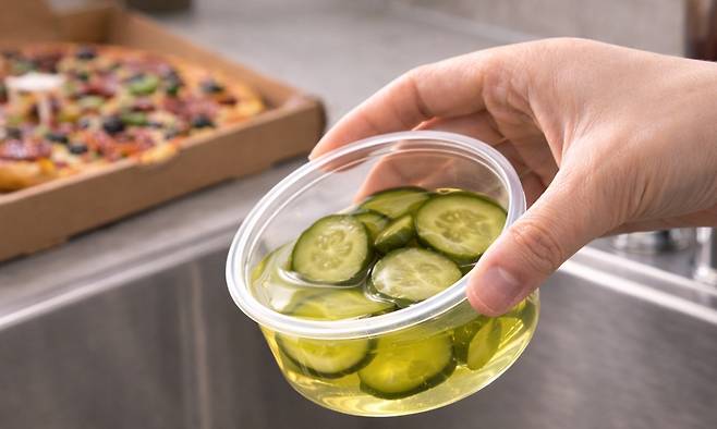 배달 피자와 함께 온 오이 피클 물, 그냥 버리기엔 아깝다. 챗GPT 생성 이미지