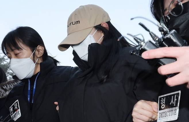 서울 강북구 수유동 모텔에서 남성 2명을 숨지게 한 혐의를 받는 20대 여성 피의자가 12일 서울북부지법에서 열린 영장실질심사에 출석하고 있다. 연합뉴스