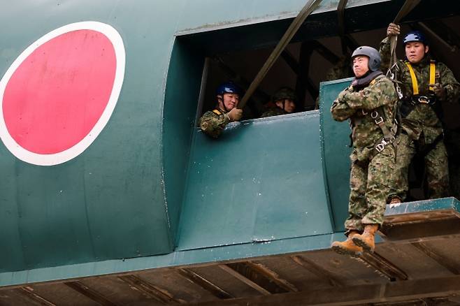 고이즈미 신지로 일본 방위상이 11일 지바현 후바나시에 있는 육상자위대 나라시노 훈련장에서 낙하산 강하 훈련에 참가하고 있다. 2026.1.11 후바나시 로이터 연합뉴스