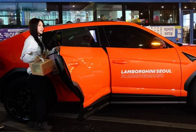 람보르기니 타고 떠나는 람보르길리 - 2026 밀라노-코르티나 동계올림픽 금메달리스트 김길리가 24일 오후 인천국제공항 제2여객터미널에서 람보르기니 우르스 차량을 타고 떠나고 있다. 람보르기니 공식 딜러사 람보르기니 서울은 이날 귀국하는 김길리 선수를 위해 특별 의전 차량을 제공했다. 2026.2.24 뉴시스