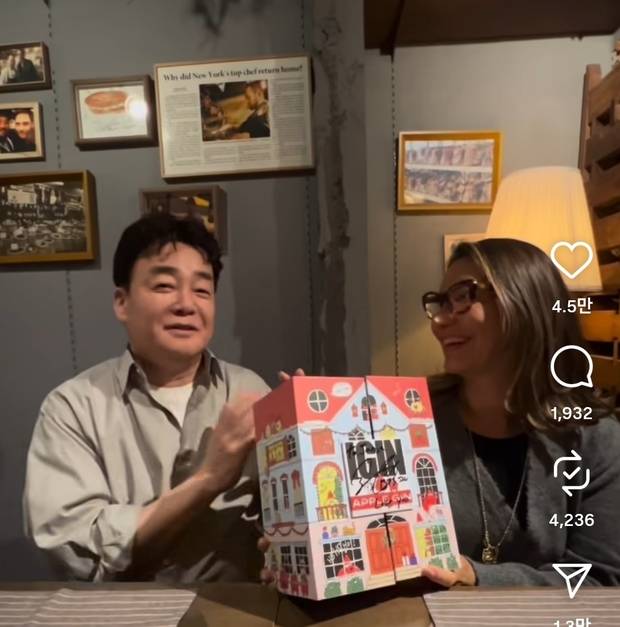 브라질 영부인 잔자 룰라 다 시우바 여사에게 백종원 더본코리아 대표가 21일 서울 시내 한 레스토랑에서 만나 방탄소년단(BTS) 진이 사인 한 굿즈를 선물로 전달했다. 잔자 여사 인스타그램 캡처