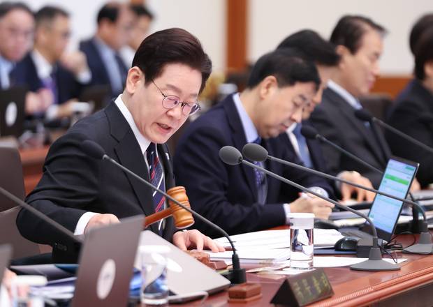 이재명 대통령이 24일 청와대에서 의사봉을 두드리며 국무회의 개회를 선언하고 있다. 연합뉴스