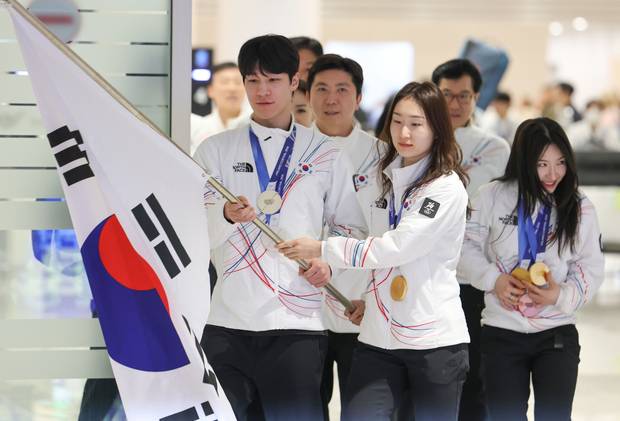 최민정(오른쪽)과 황대헌 등 2026 밀라노·코르티나담페초 동계올림픽을 마친 대한민국 선수단이 24일 인천국제공항 제2여객터미널을 통해 귀국하고 있다. 연합뉴스
