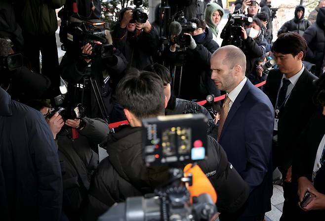 해럴드 로저스 쿠팡 한국 임시대표가 2월6일 국회 '쿠팡 사태 연석 청문회'에서 허위 증언을 한 혐의(국회증언감정법상 위증) 관련 조사를 받기 위해 서울 마포구 서울경찰청 반부패수사대에 출석하고 있다. ⓒ연합뉴스