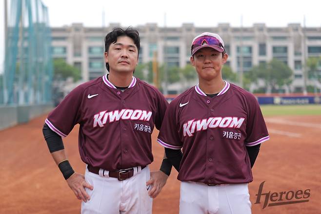 이형종(왼쪽)이 대만 가오슝에서 진행 중인 키움의 스프링캠프에서 박찬혁과 기념촬영을 하고 있다. 사진제공ㅣ키움 히어로즈