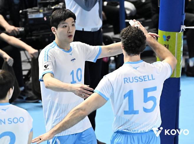 대한항공 주장 정지석(10번)이 22일 인천계양체육관서 열린 현대캐피탈과 V리그 홈경기에서 득점 후 외국인 주포 카일 러셀과 포옹하고 있다. 사진제공｜KOVO