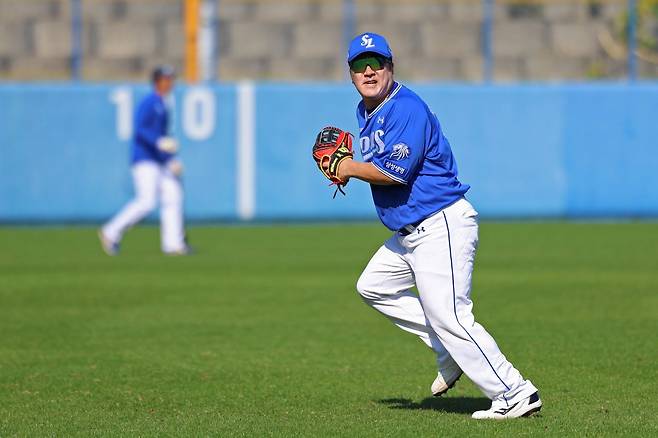 삼성 최형우가 일본 오키나와 아카마구장서 외야 수비 훈련에 집중하고 있다. 박진만 삼성 감독은 “내 욕심으로는 최형우를 일주일에 두 번 정도 외야수로 내보내고 싶다”고 말했다. 사진제공｜삼성 라이온즈