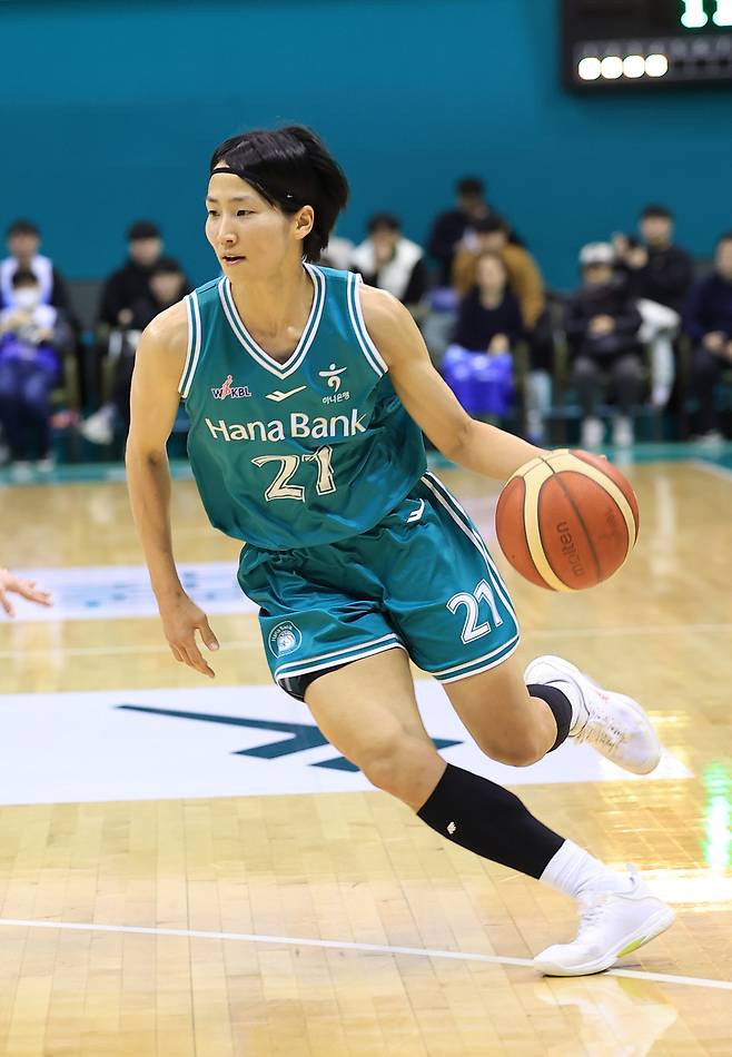 부천 하나은행의 아시아쿼터 이이지마 사키가 지난해 12월 8일 인천 신한은행과의 홈경기에서 드리블하고 있다. WKBL 제공