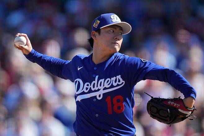 LA 다저스 야마모토 요시노부가 22일 시범경기 LA 에인절스전에서 투구하고 있다. AP연합뉴스