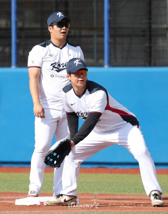 23일 평가전을 앞두고 훈련을 하고 있는 문보경(왼쪽)과 노시환. /사진=김진경 대기자