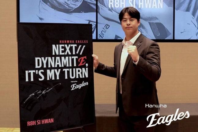 노시환이 22일 한화와 11년 307억원 비FA 다년 계약을 체결하고 포즈를 취하고 있다. /사진=한화 이글스 제공