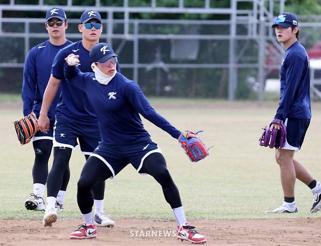 야구 대표팀 김혜성(가운데)이 1월 14일 사이판 올레아이 스포츠 컴플렉스에서 열리는  5일차 훈련에서 수비 훈련을 펼치고 있다. /사진=강영조 선임기자