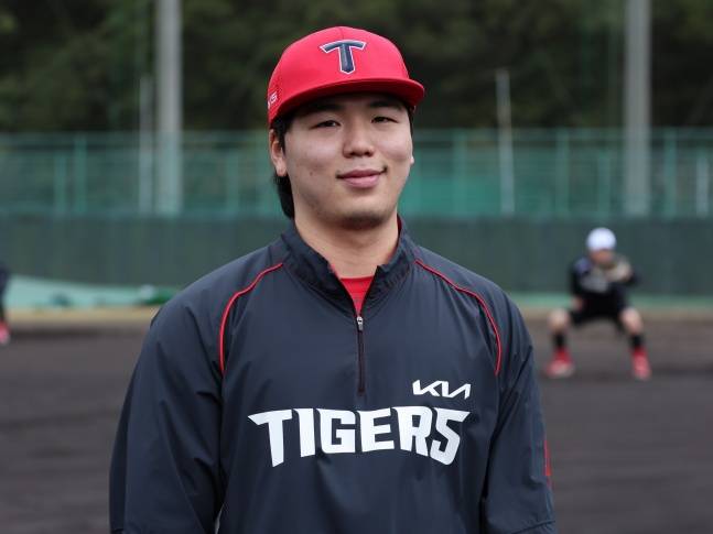 KIA 황동하가 2026 1차 스프링캠프가 열린 일본 가고시마현 아마미오시마에서 미소 짓고 있다. /사진=KIA 타이거즈 제공