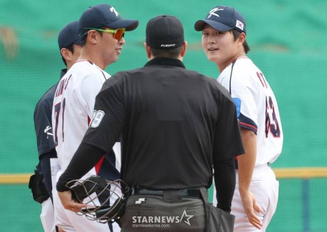 WBC 한국 야구 대표팀이 24일 일본 오키나와현 카데나 야구장에서 KIA 타이거즈와 연습경기를 가졌다.  대표팀 김택연이 5회초 2사 KIA 박재현의 강습 타구가 글러브에 스치자 김광삼 투수 코치가 마운으로 올라가 상태를 살피고 있다. /사진=김진경 대기자