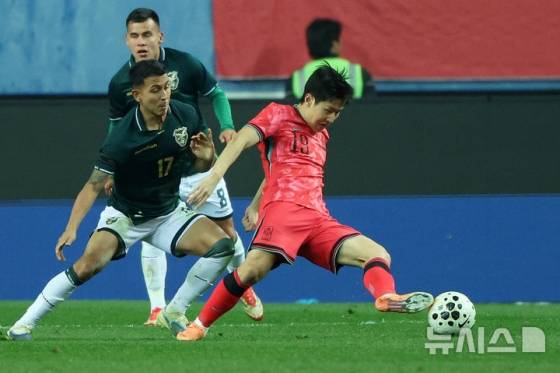 볼 경합을 펼치는 이강인(오른쪽). /사진=뉴시스