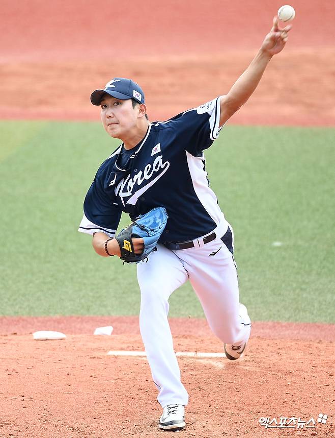 2026 월드베이스볼클래식(WBC) 출전을 준비 중인 국가대표팀 투수 손주영이 23일 일본 오키나와 가네다 구장에서 열린 한화 이글스와의 연습경기에서 2이닝 3실점으로 고전했다. 사진 고아라 기자