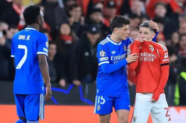 유럽축구연맹(UEFA) 챔피언스리그 무대에서 또다시 불거진 인종차별 스캔들에 대해 UEFA가 철퇴를 내렸다. 영국 공영방송 BBC와 가디언 등 현지 매체는 24일(한국시간) UEFA가 벤피카 공격수 잔루카 프레스티아니에게 잠정 1경기 출전 정지 징계를 내렸다고 보도했다. 레알 마드리드의 비니시우스 주니오르가 제기한 인종차별 주장에 따른 조치다. 연합뉴스