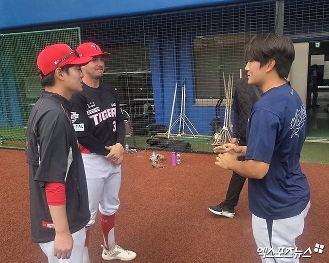KIA 타이거즈 내야수 제리드 데일(가운데)이 24일 일본 오키나와 가네다 구장에서 열린 2026 WBC 대표팀과의 연습경기 종료 후 김택연(오른쪽)과 만나 자신의 타구에 부상을 입을뻔 했던 부분에 대해 사과했다. 사진 김지수 기자