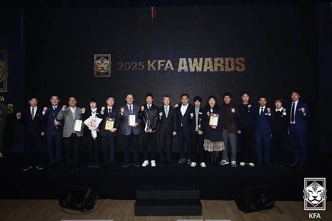 이강인(파리 생제르맹)이 '캡틴' 손흥민(LAFC)의 아성을 무너뜨리고 대한민국 최고 축구선수 자리에 우뚝 섰다. 대한축구협회(KFA)는 24일 천안 코리아풋볼파크에서 '2025 KFA 어워즈'를 열고 이강인을 올해의 선수 남자 부문 수상자로 선정했다. 이강인은 총점 31.4점을 획득해 역대 최다(7회)이자 전년도 수상자인 손흥민(29.2점)을 제치고 1위를 차지했다. 대한축구협회