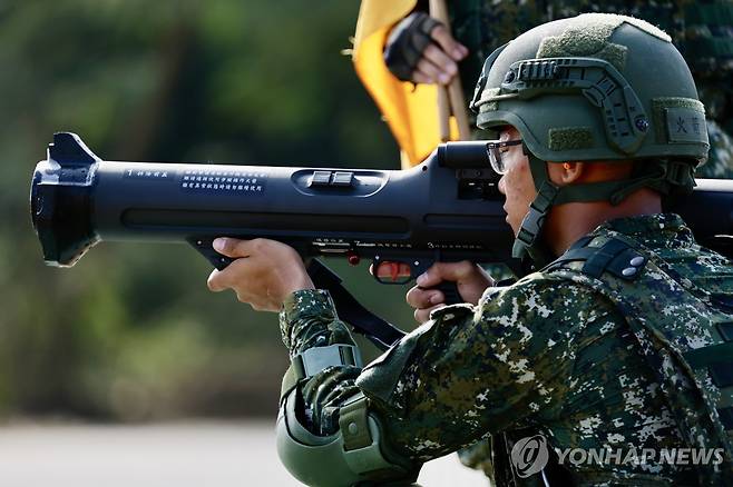군사 훈련 중인 타이완 군인 2024년 11월 타이완 군인이 전차 공격용 로켓 발사 훈련을 하고 있다.
[EPA 사진]
