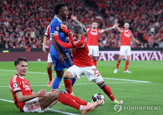 볼 경합하는 비니시우스 주니오르와 잔루카 프레스티아니 [AFP=연합뉴스]