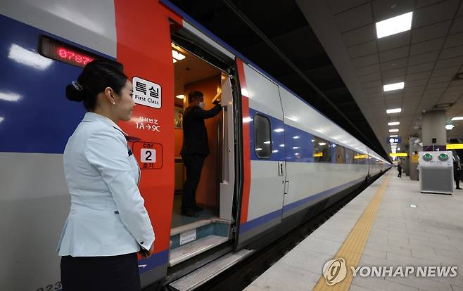 SRT 수서역에 도착한 KTX [연합뉴스 자료사진]