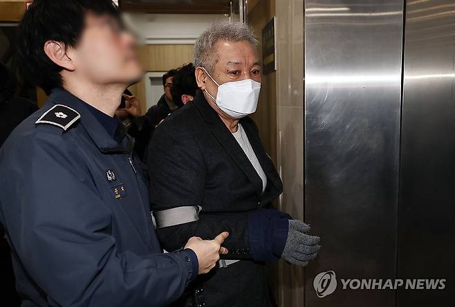 상설특검 출석하는 건진법사 전성배 (서울=연합뉴스) 김인철 기자 = 건진법사 전성배씨가 19일 서울 서초구 안권섭 상설특별검사 사무실에 참고인 신분으로 출석하고 있다. 2026.1.19 yatoya@yna.co.kr