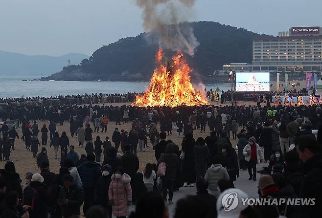 해운대해수욕장 달집태우기 [연합뉴스 자료사진]