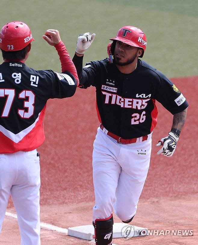 투런 홈런 날린 기아 카스트로 (가데나[일본 오키나와현]=연합뉴스) 이진욱 기자 = 24일 일본 오키나와현 가데나의 가데나 구장에서 열린 2026 월드베이스볼클래식(WBC) 대한민국 야구대표팀과 KIA 타이거즈 연습경기. 1회초 기아 4번 타자 카스트로가 투런 홈런을 날린 뒤 그라운드를 돌고 있다. 2026.2.24 cityboy@yna.co.kr